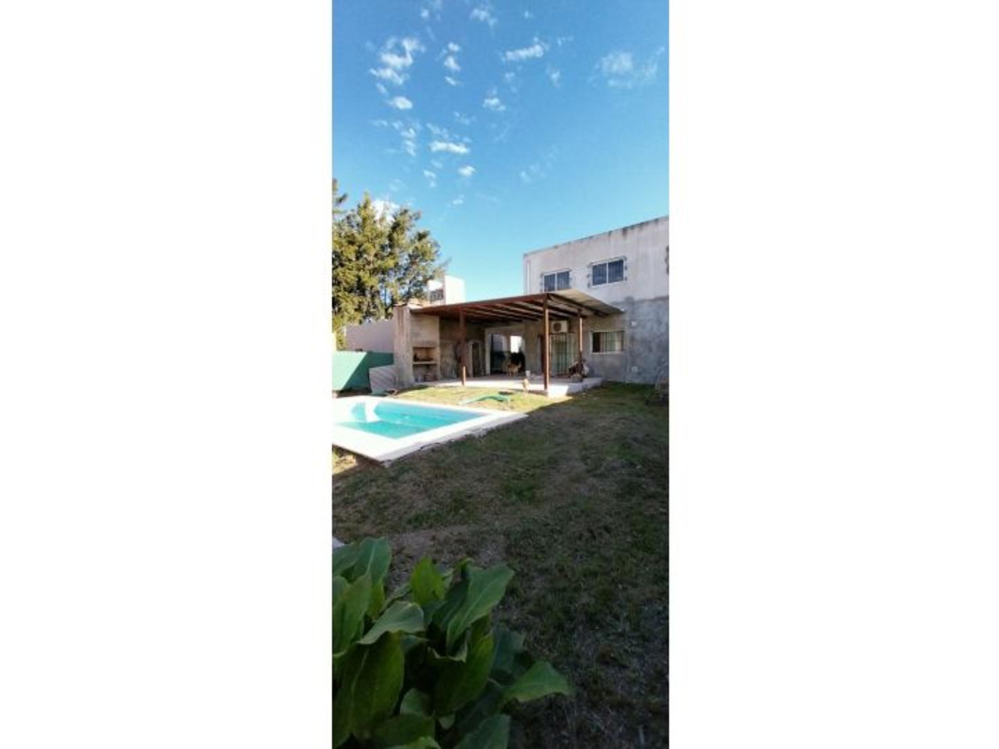 Casa en VENTA 2 dormitorios TDS3 - ROLDAN-  CON COCHERA Y PILETA