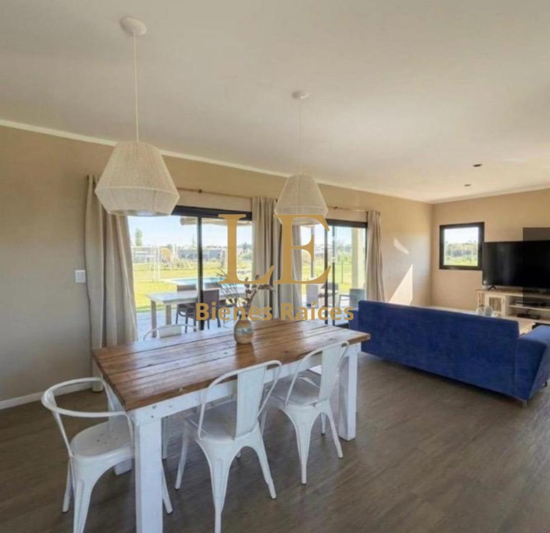 Casa 5 ambientes con 4 baños