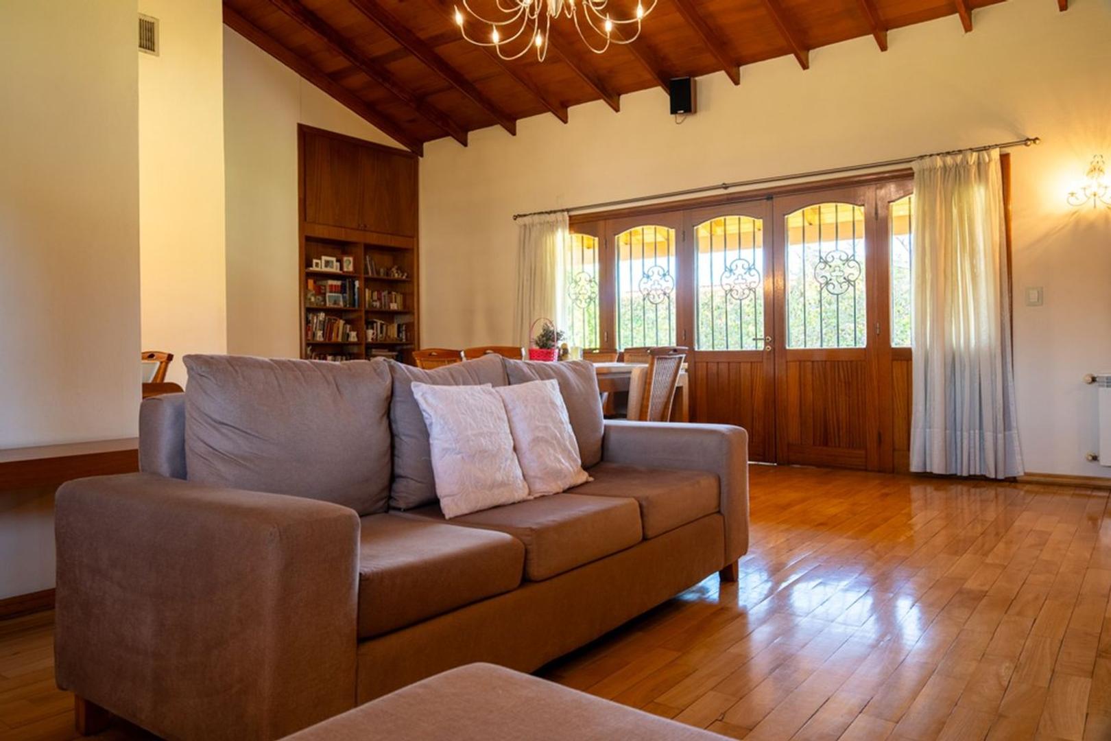 Casa 4 ambientes con 2 baños