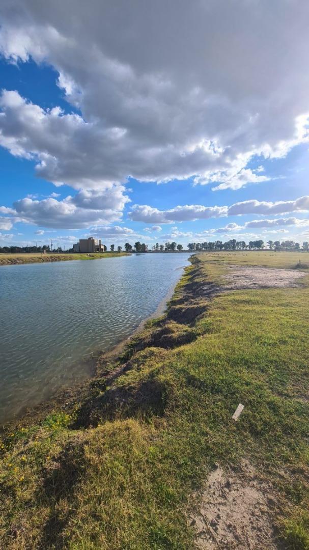 Lote con fondo a la laguna en Fincas de San Vicente