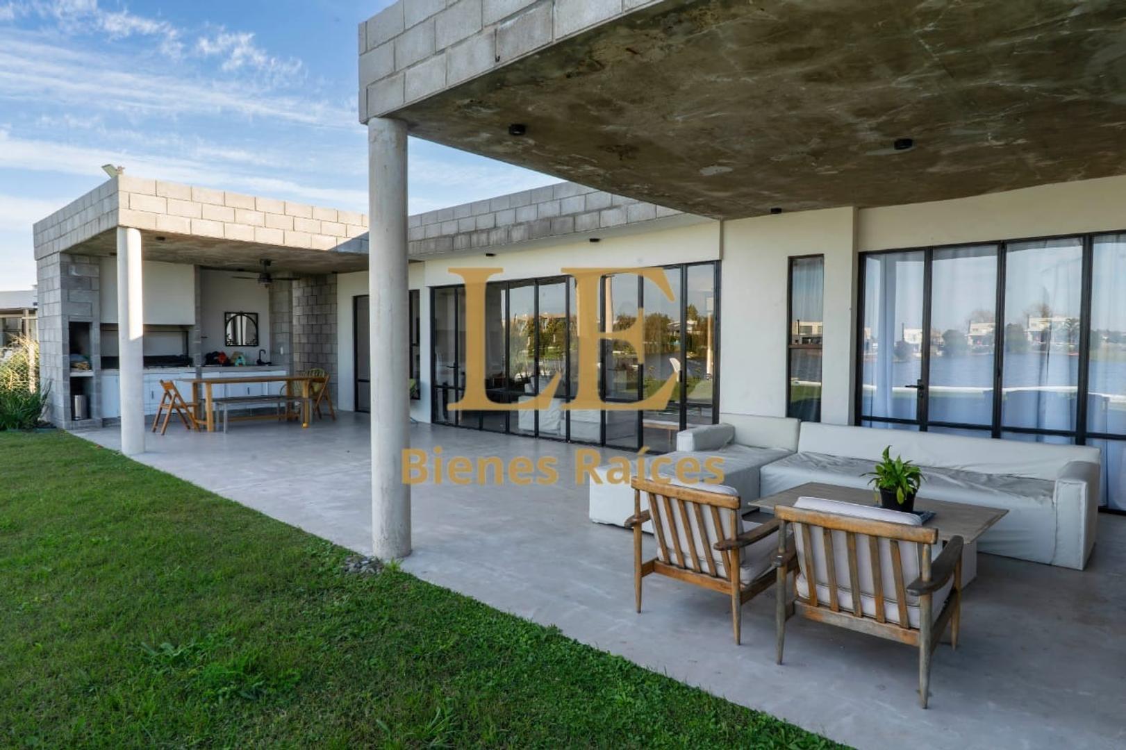 Casa en Venta con 3 cocheras