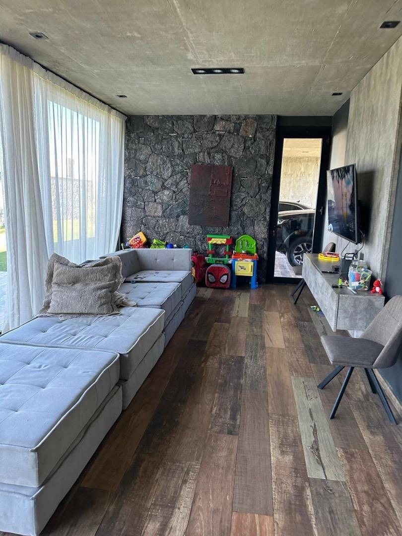 Casa en Alquiler con 6 cocheras