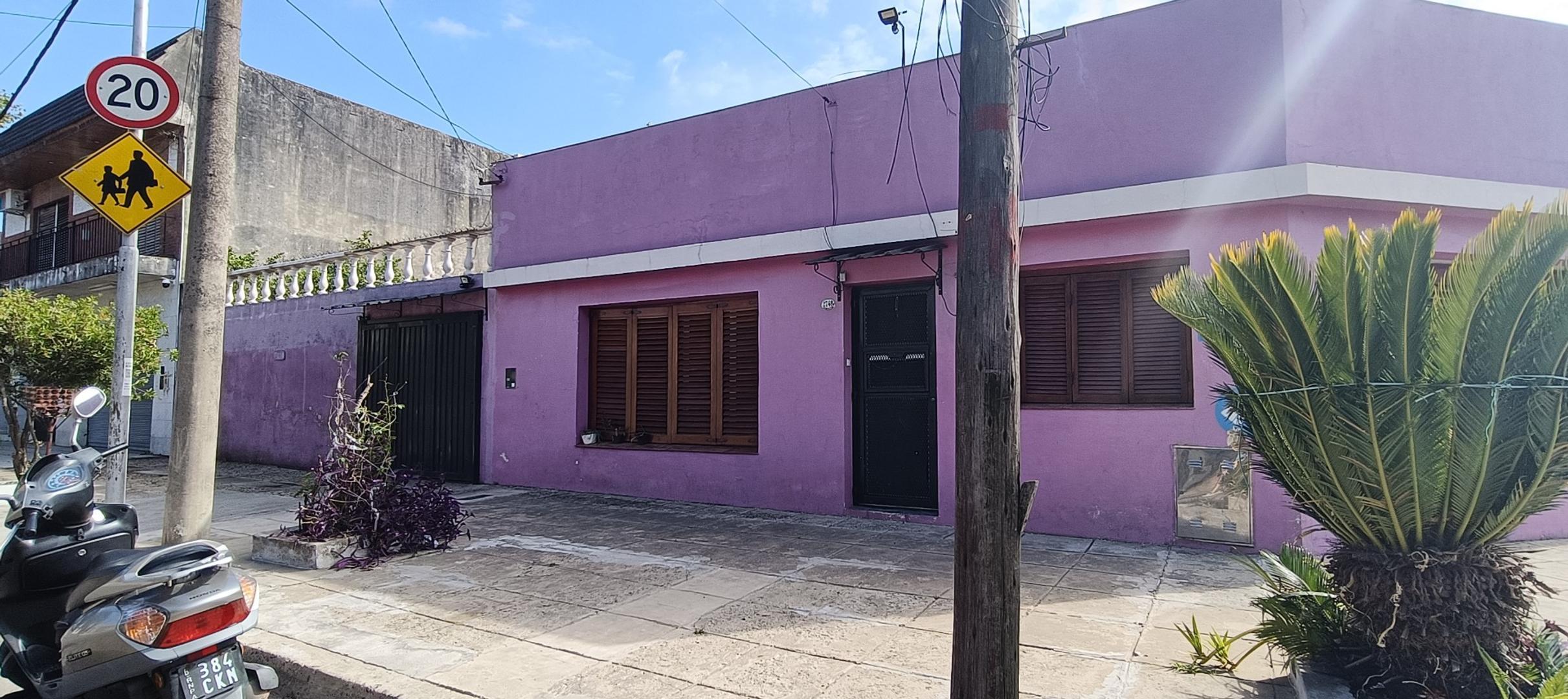 Casa 4 ambientes con garage, patio y terraza