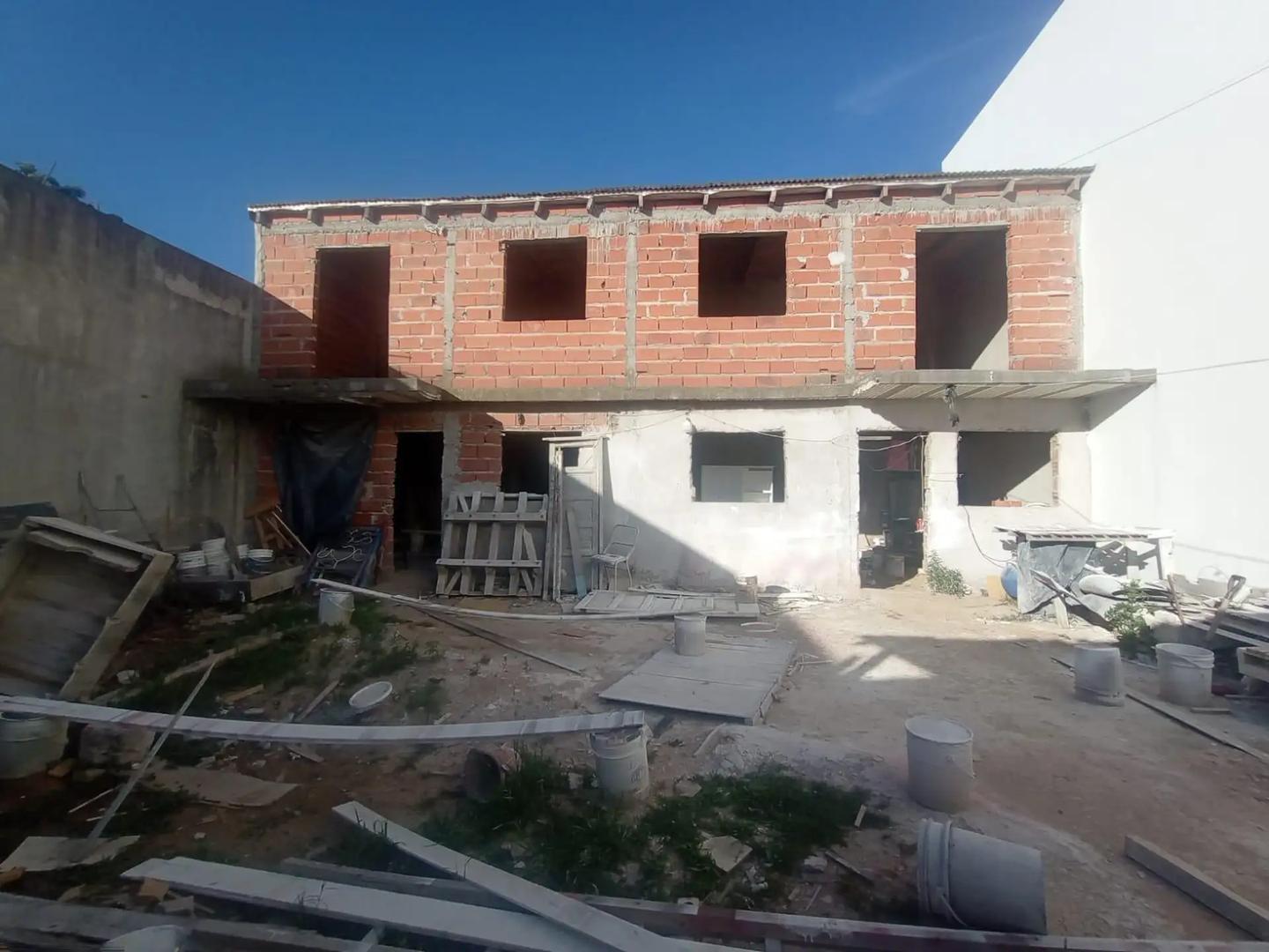 2 LOCALES EN VENTA  Y 2 DUPLEX A TERMINAR LOTE 432 m2 - SOBR