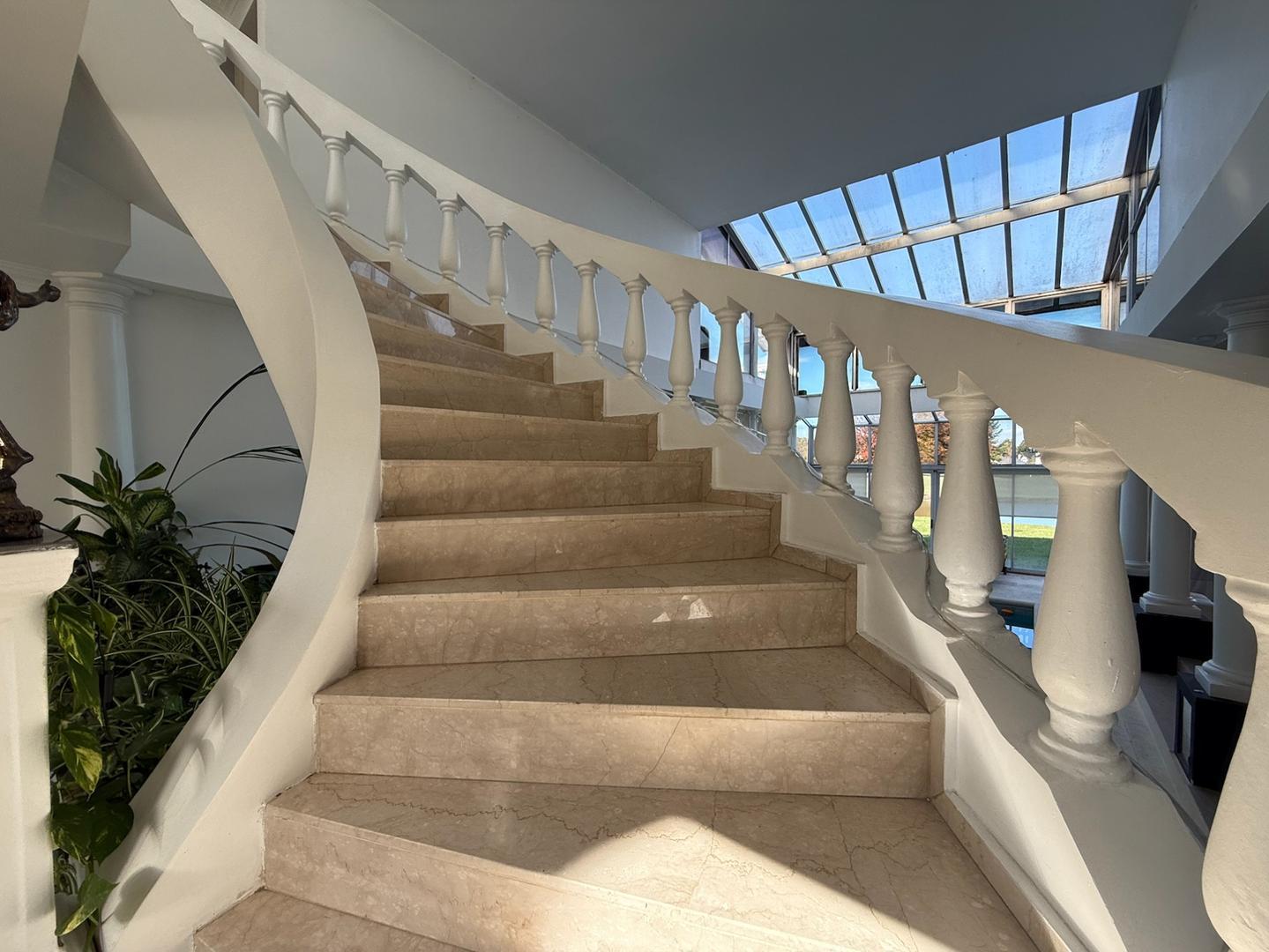 Casa en Venta con 6 cocheras