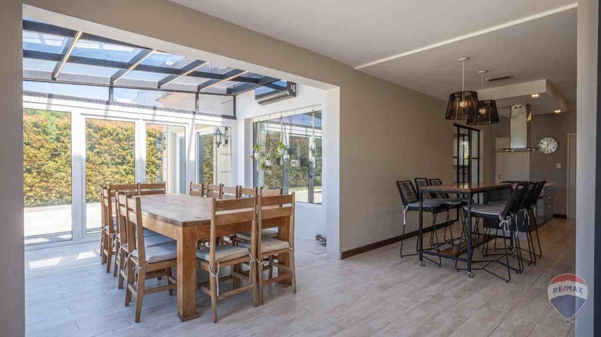 Casa 8 ambientes con 6 baños