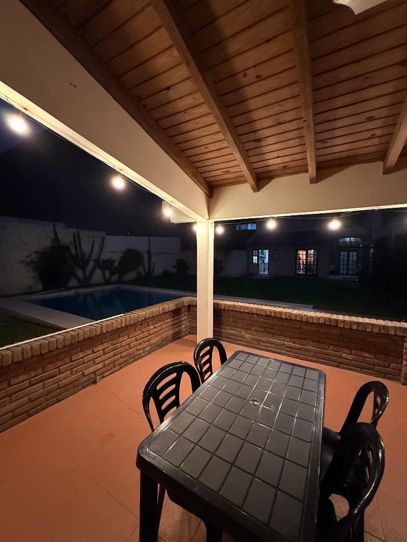 Casa en 2 plantas con 3 dormitorios y 2 locales