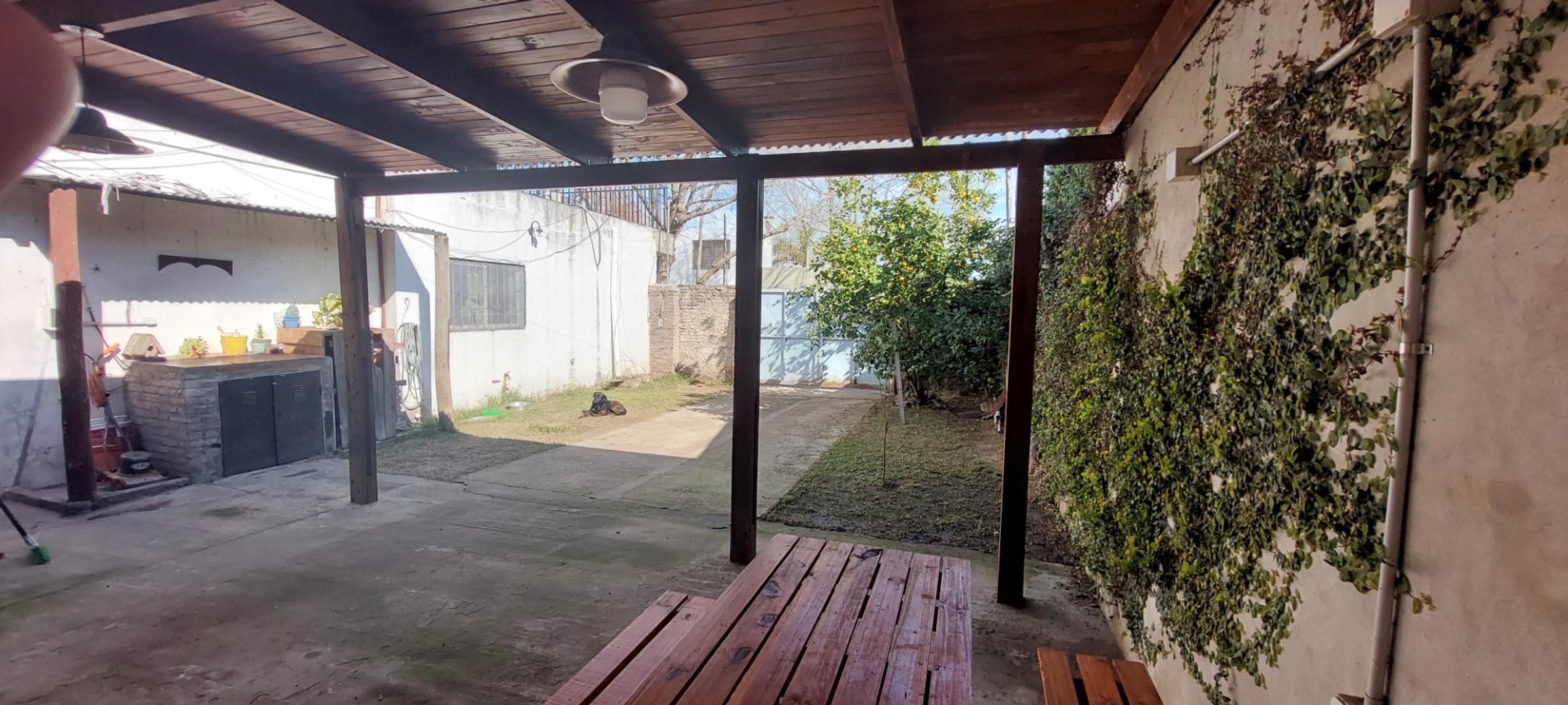 VENTA CASA DE 4 DORMITORIOS Y QUINCHO FISHERTON
