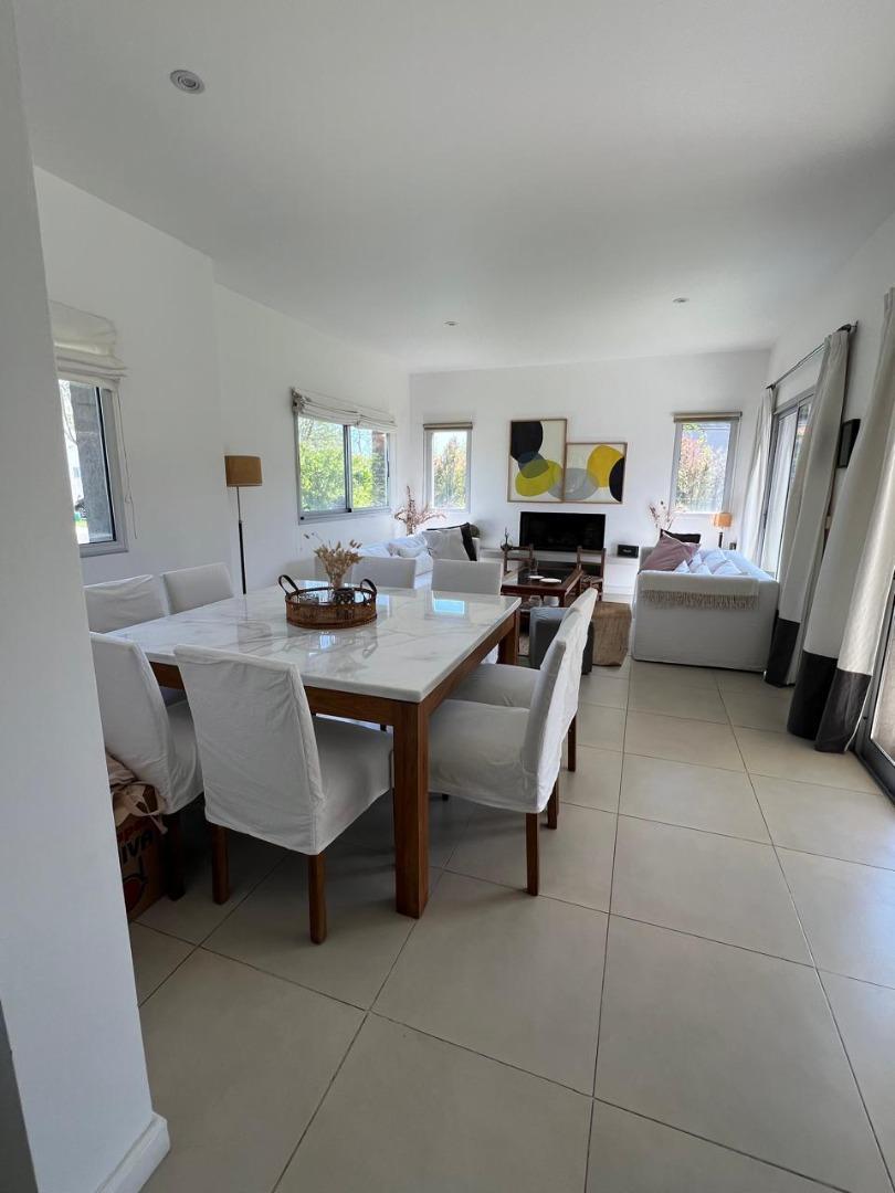 Casa 4 ambientes con 4 baños