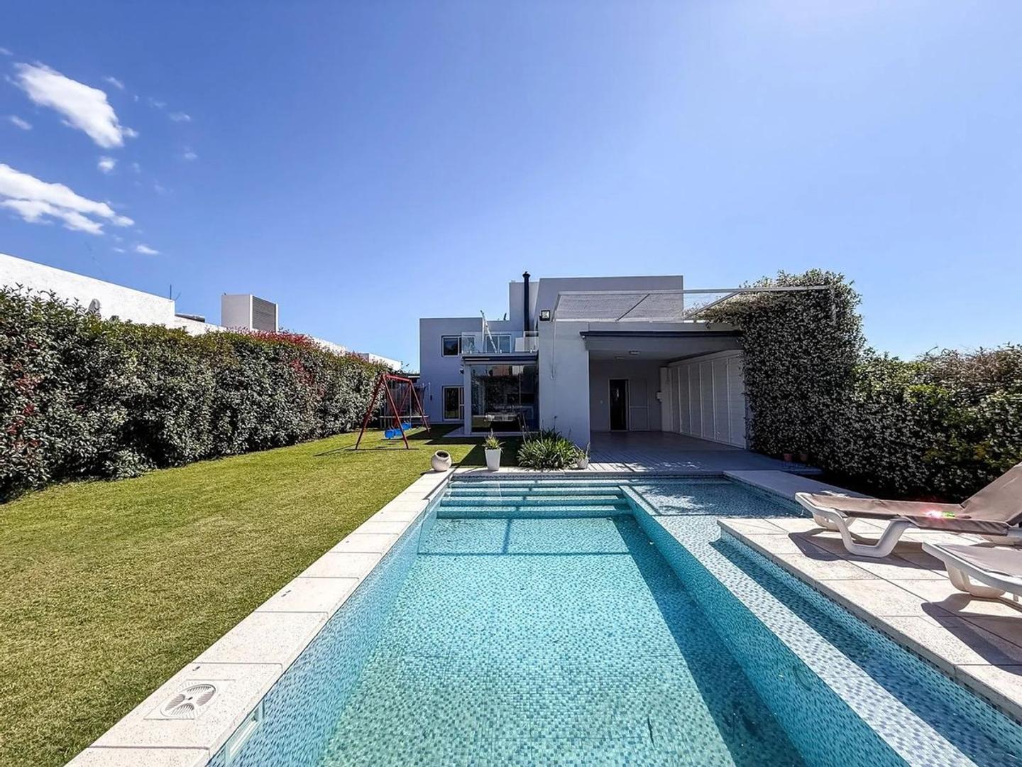 Casa en Venta con 2 cocheras