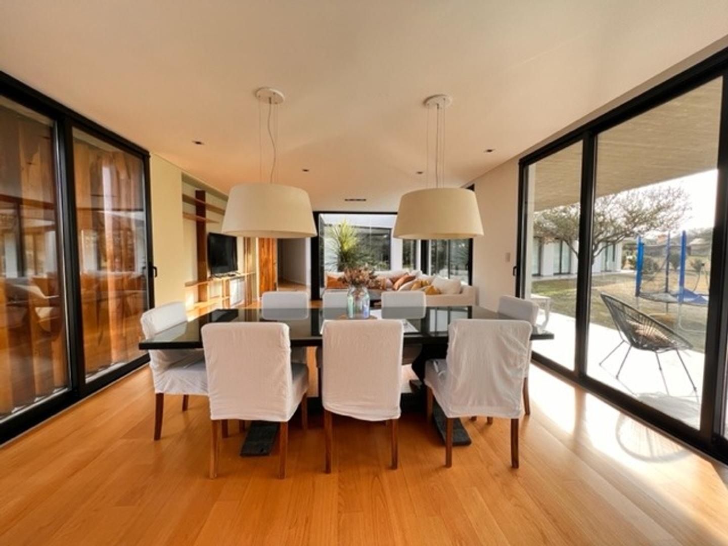 Casa en Venta con 2 cocheras