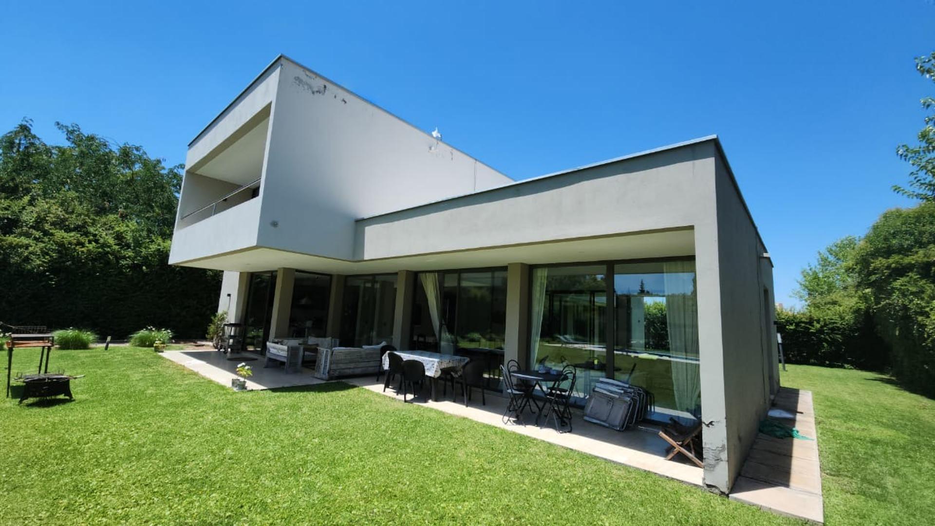 CASA EN VISTALBA COUNTRY - QUINCHO CERRADO- PILETA