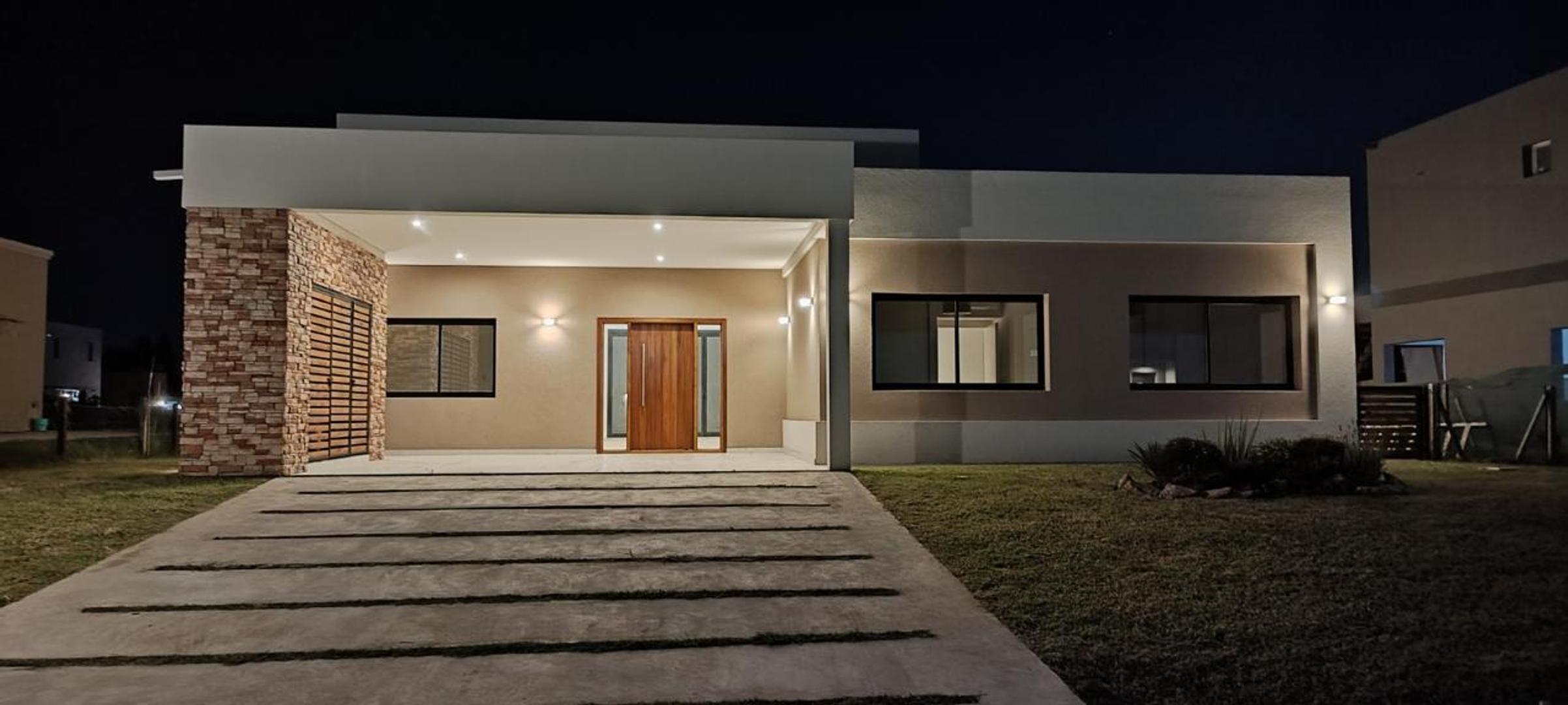 CASA 4 AMB. Y ESCRITORIO A ESTRENAR