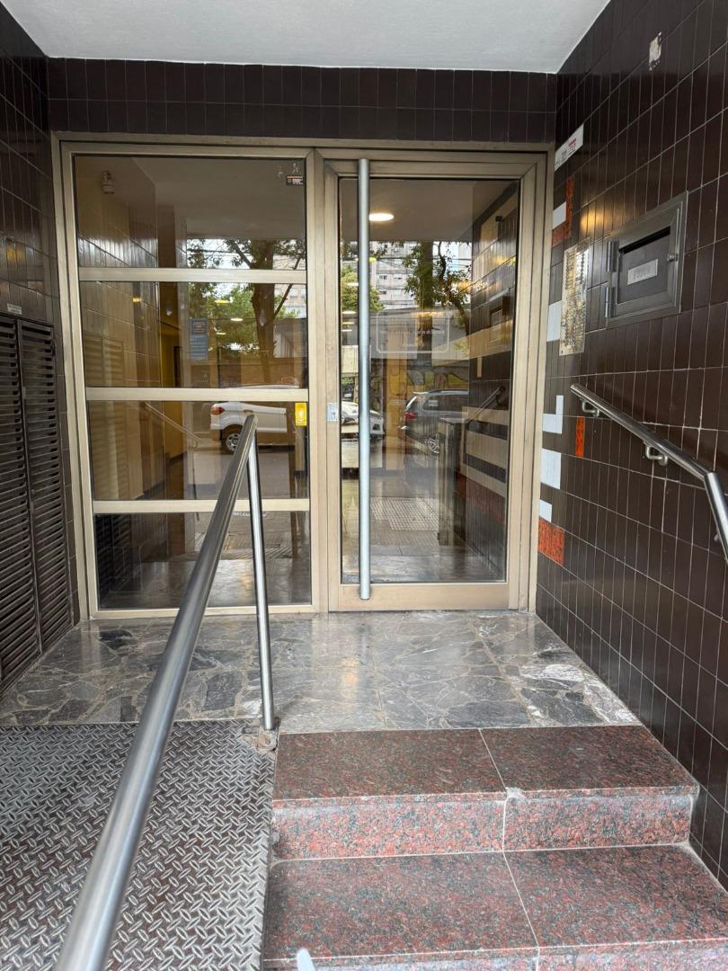 amplio depto 3 dormitorios con cochera en barrio martin