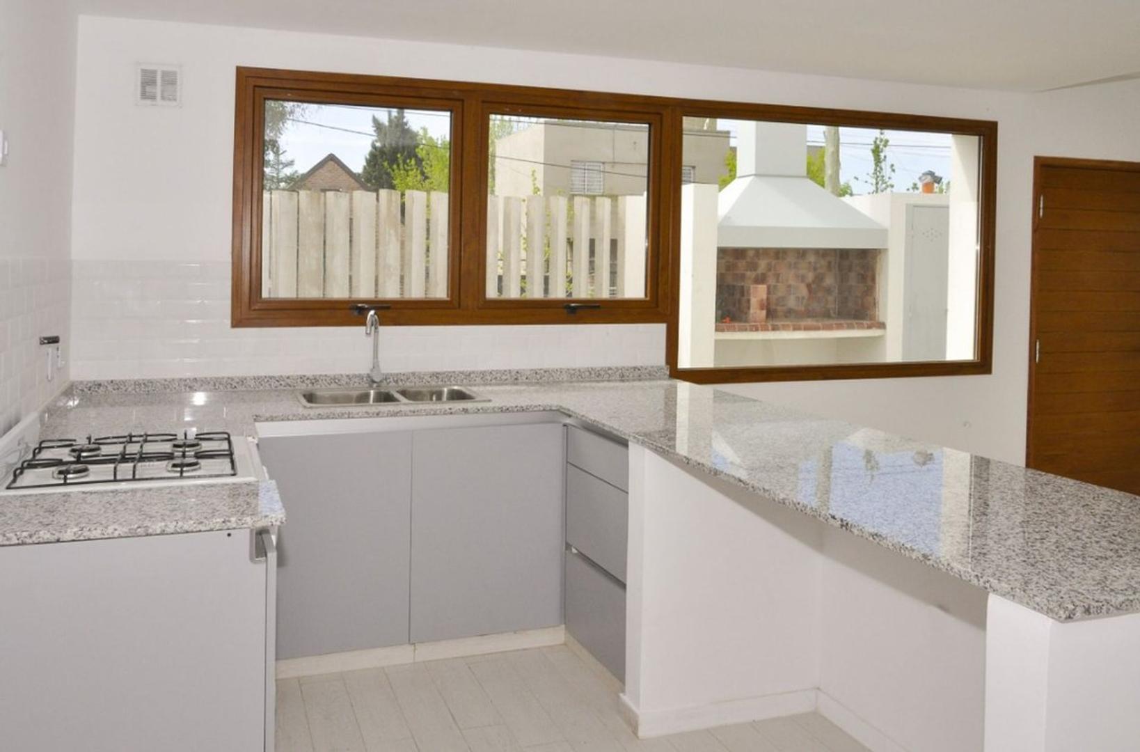 Casa 4 ambientes con 1 baño