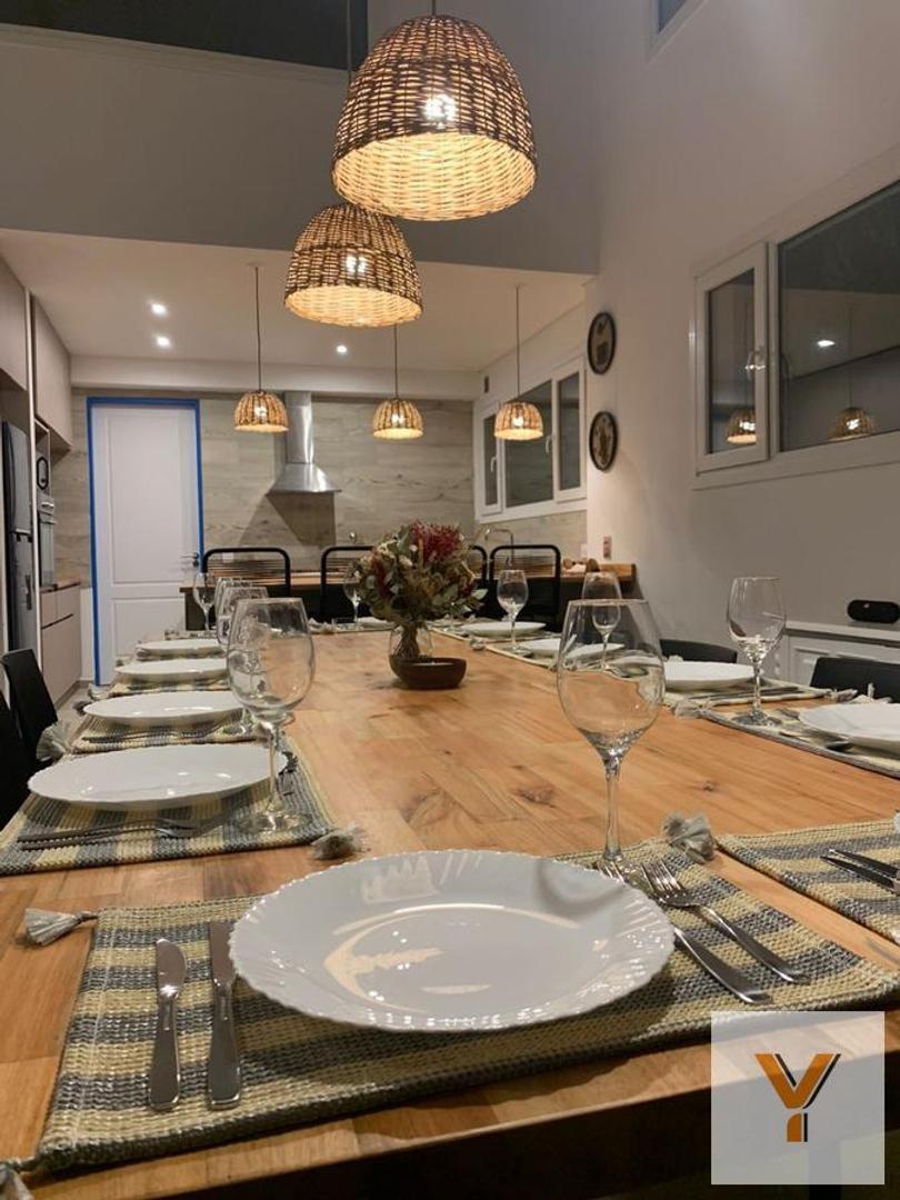 Casa en Venta con 2 cocheras