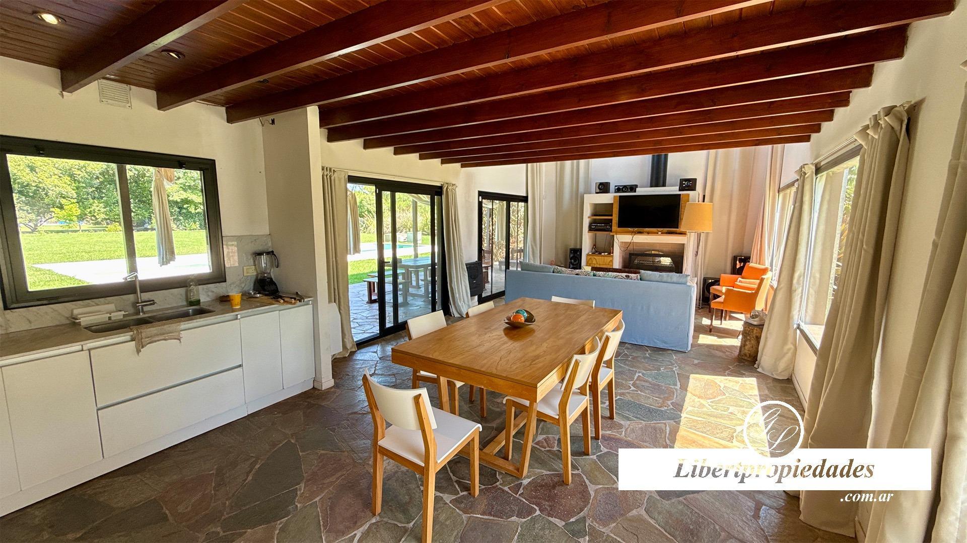 Casa en Venta con 3 cocheras