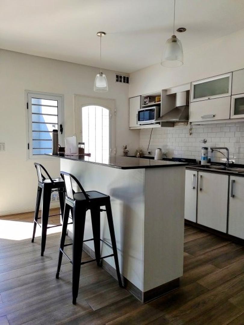 MODERNA CASA 4 AMB C/PILETA, JARDIN Y ESPACIO PARA 2 AUTOS!