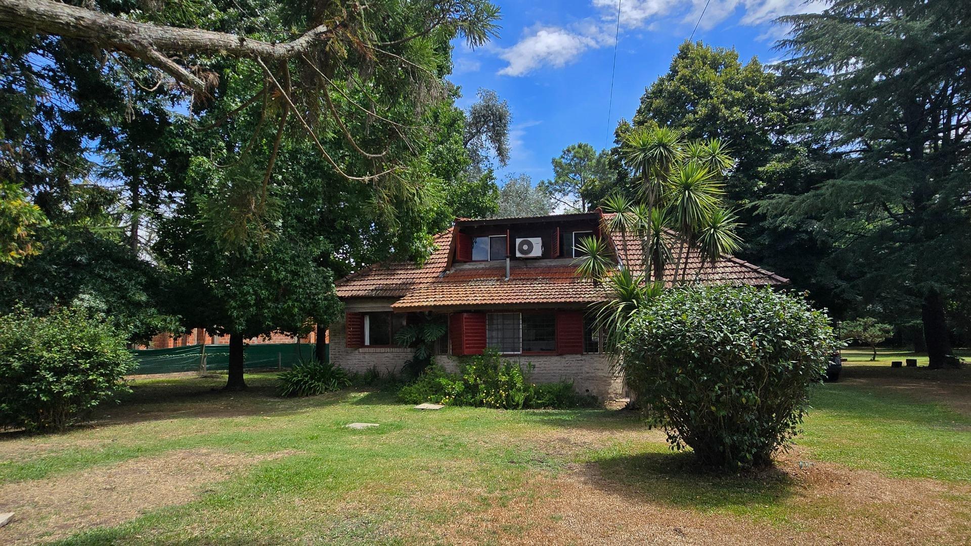 Solida casa en venta sobre amplio lote con variada arboleda