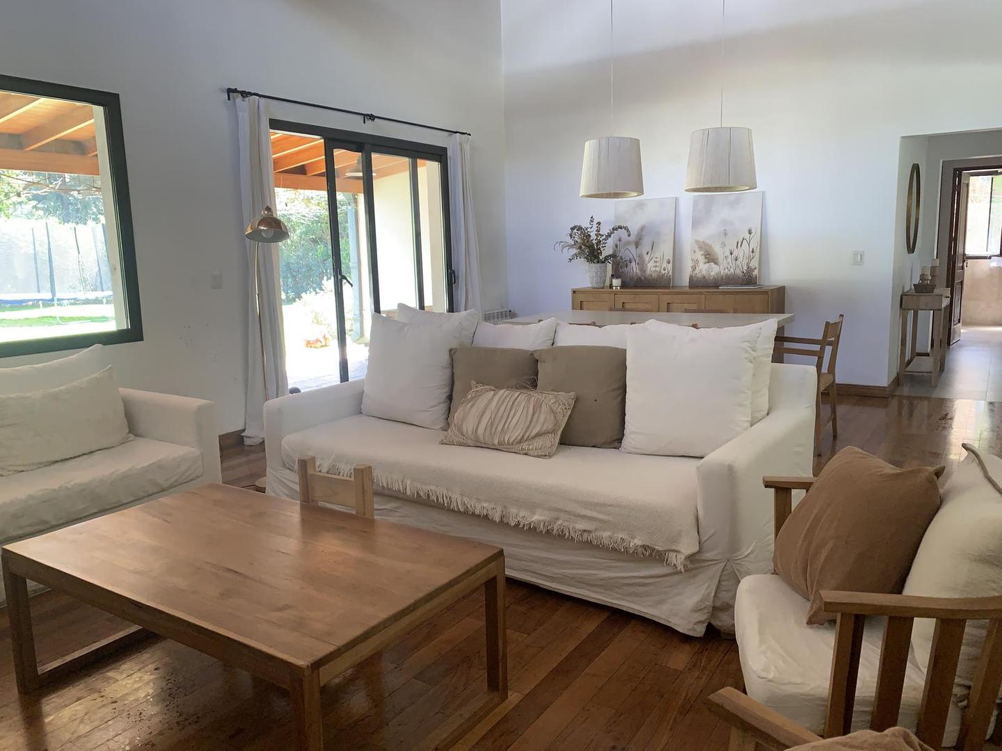 Casa en Alquiler con 2 cocheras