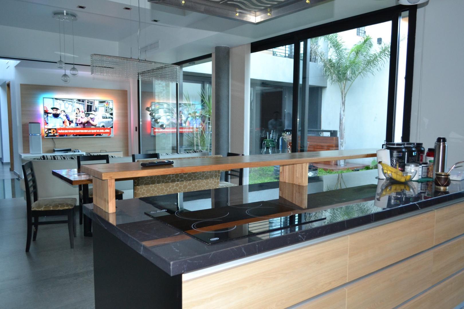 Casa en Venta con 4 cocheras