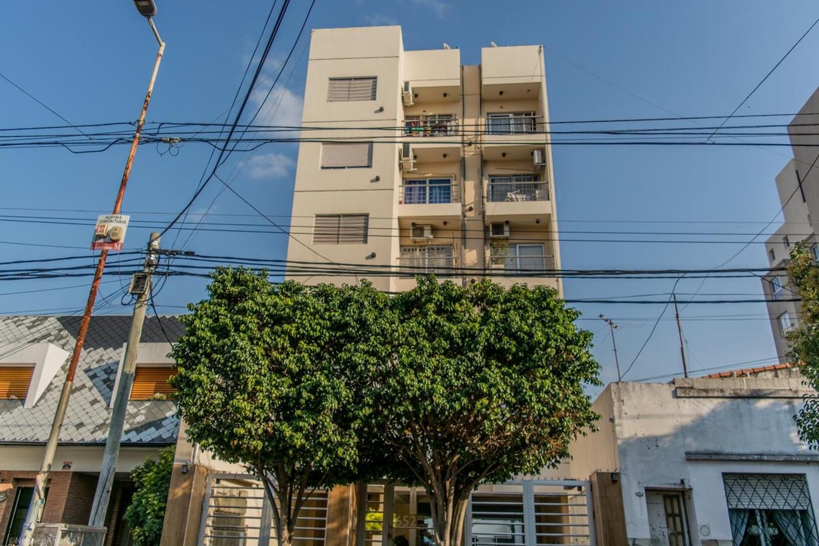 DEPARTAMENTO DOS AMBIENTES CON COCHERA Y BALCON