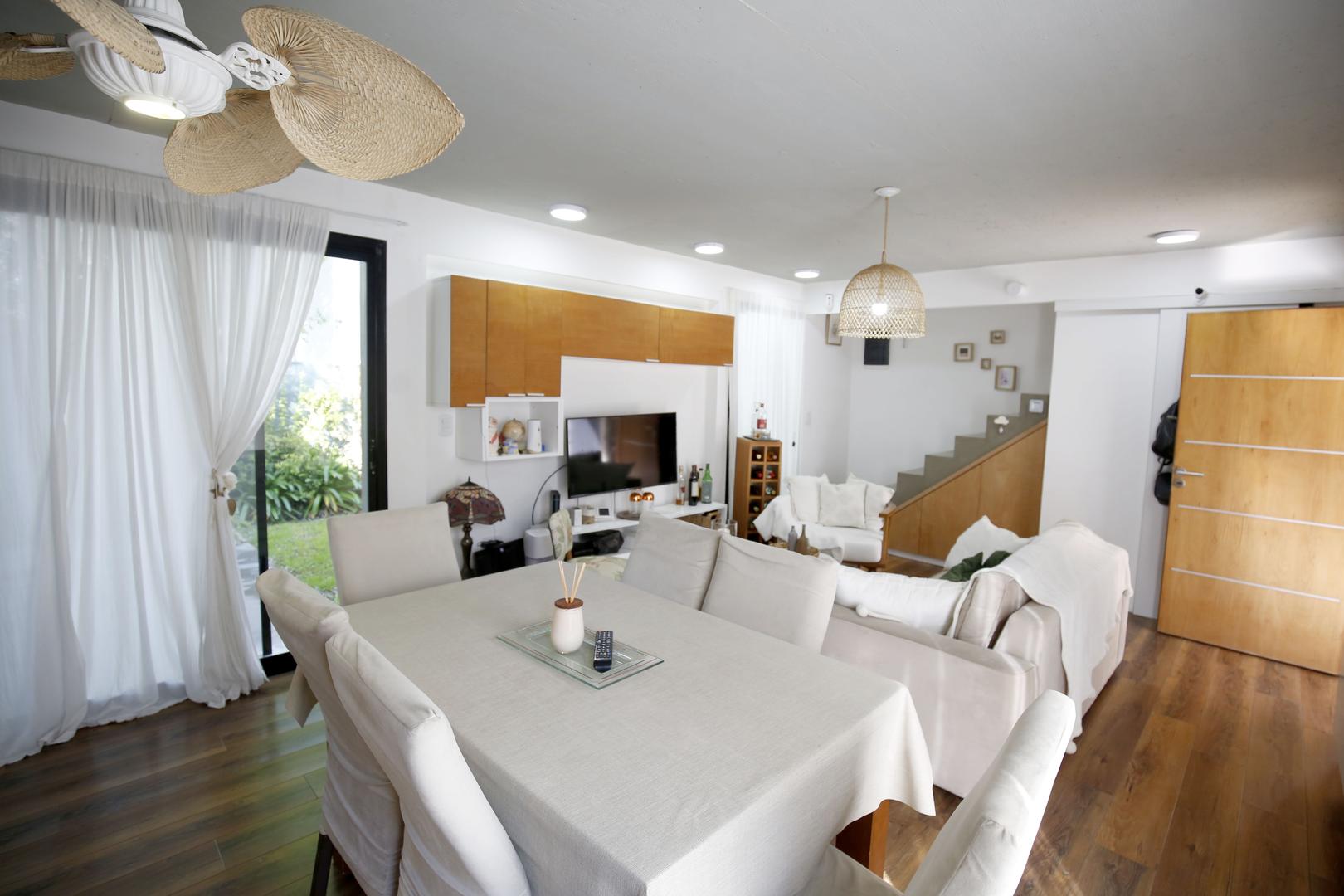 CASA EN VENTA EN CITY BELL TIPO DUPLEX EN COMPLEJO CERRADO