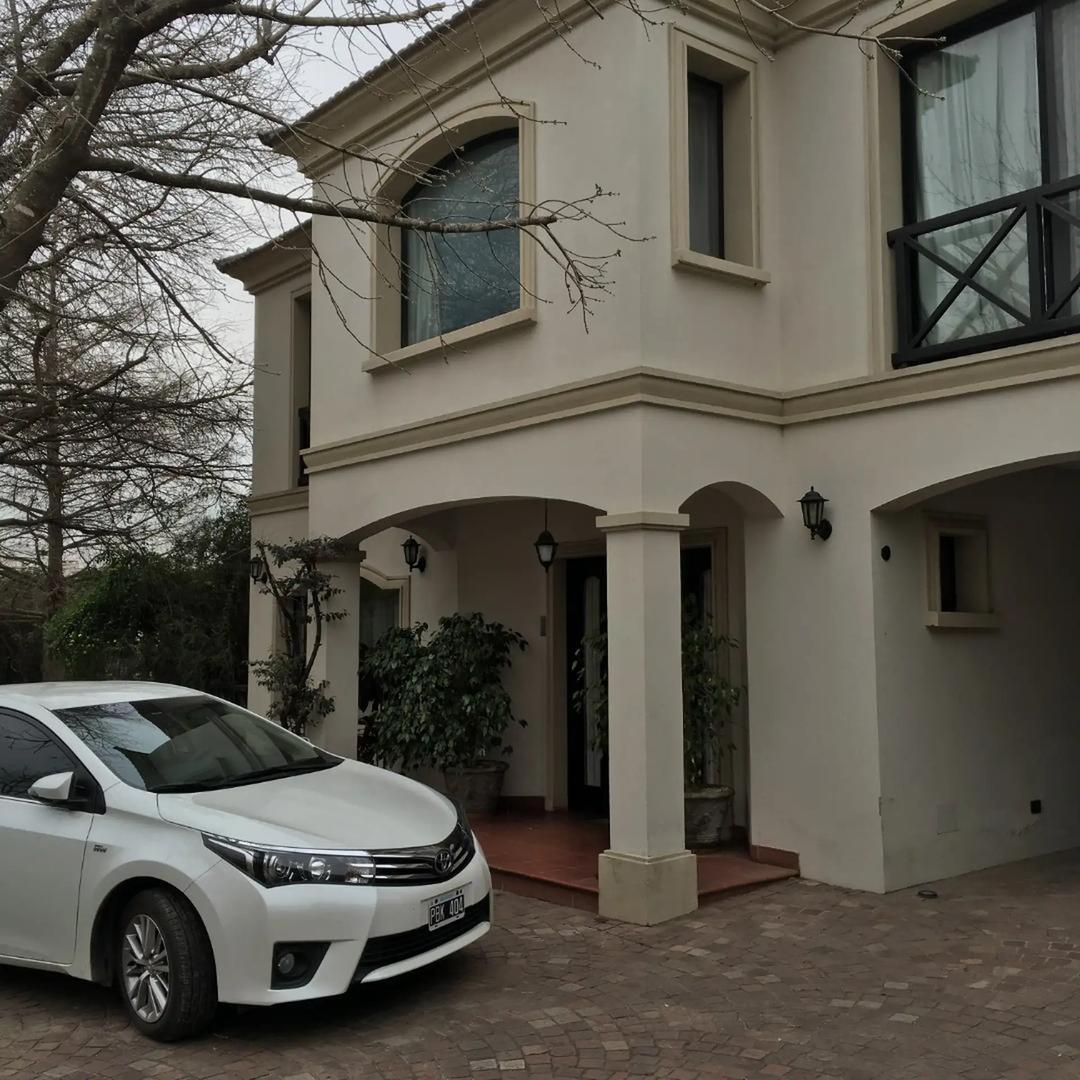 Imponente casa en esquina sobre lote de 850 m² en Barrio Pri