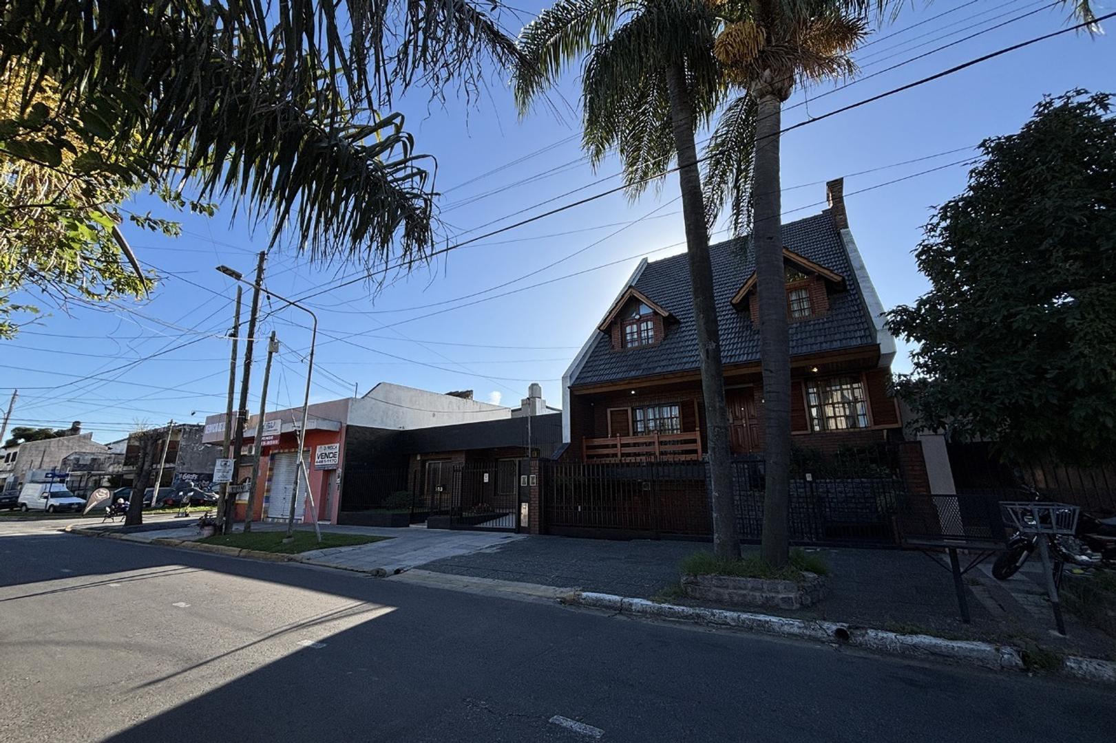 HERMOSO CHALET DE 250 MTS2 EN VILLA LUZURIAGA