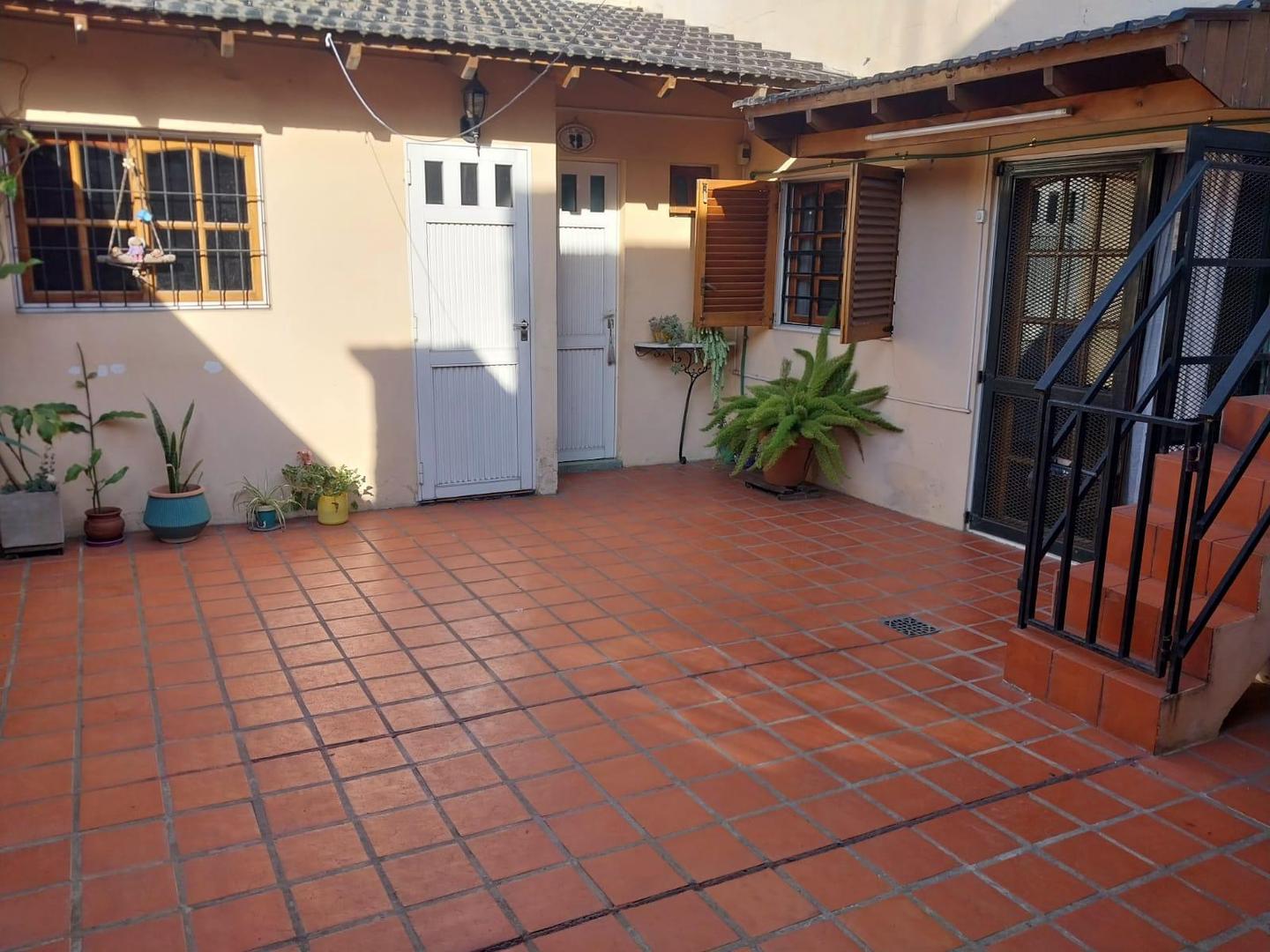 Casa VENTA  LLavallol, lomas de zamora, patio, cochera, parrilla, garage, 3 ambientes, jardin