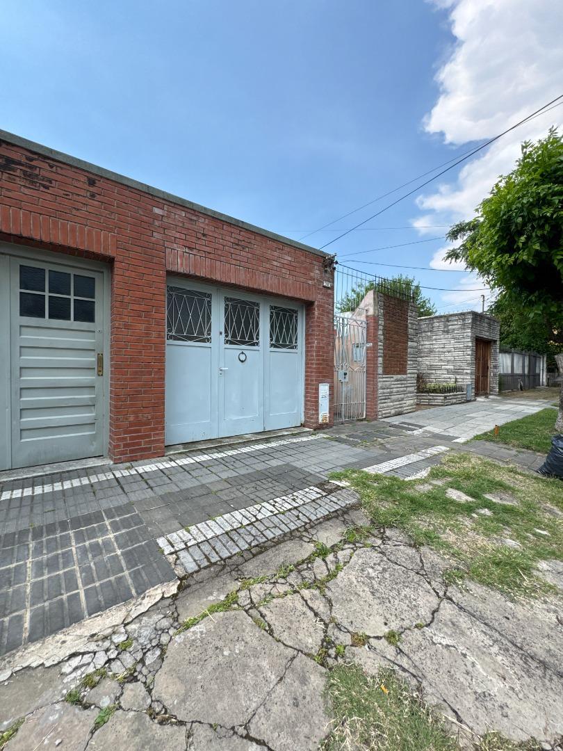 Dpto tipo ph 2 amb con patio y cochera - Capello