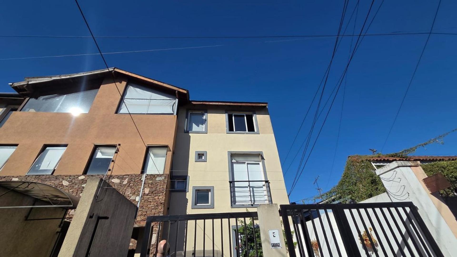 VENTA CASA TRIPLEX 4 AMBIENTES PATIO COCHERA MORON