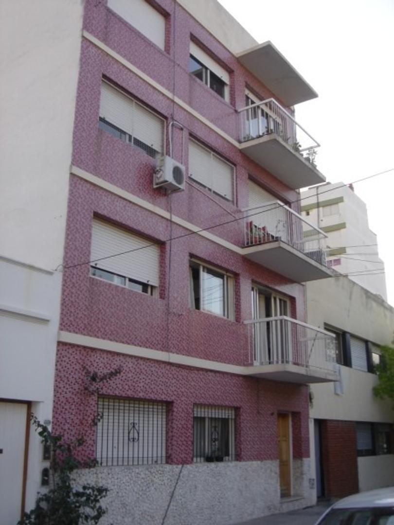 3 ambientes al frente con balcón