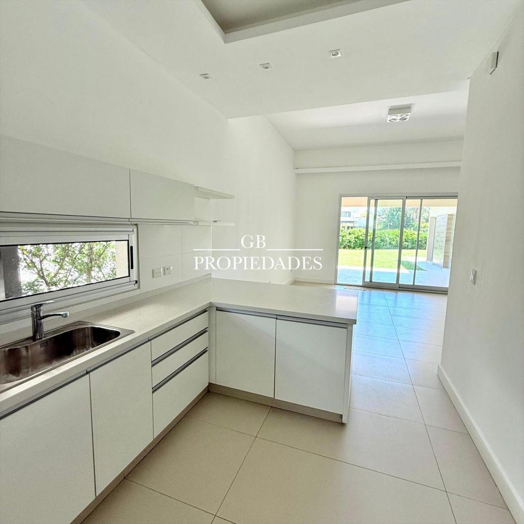 Casa en Alquiler con 3 cocheras