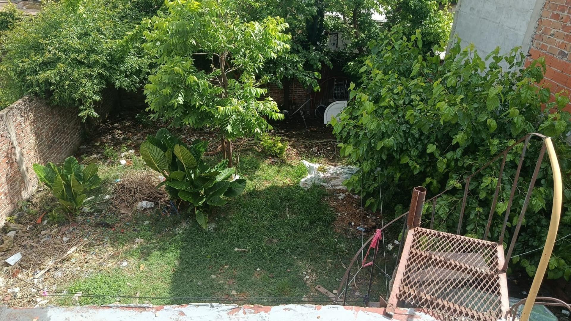 CASA / CON JARDIN ATRAS