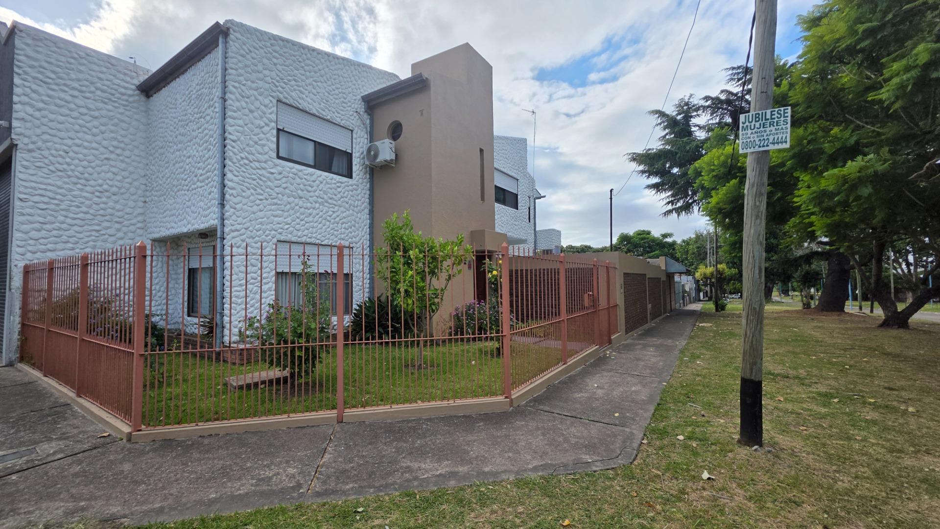 Casa en Venta con 2 cocheras