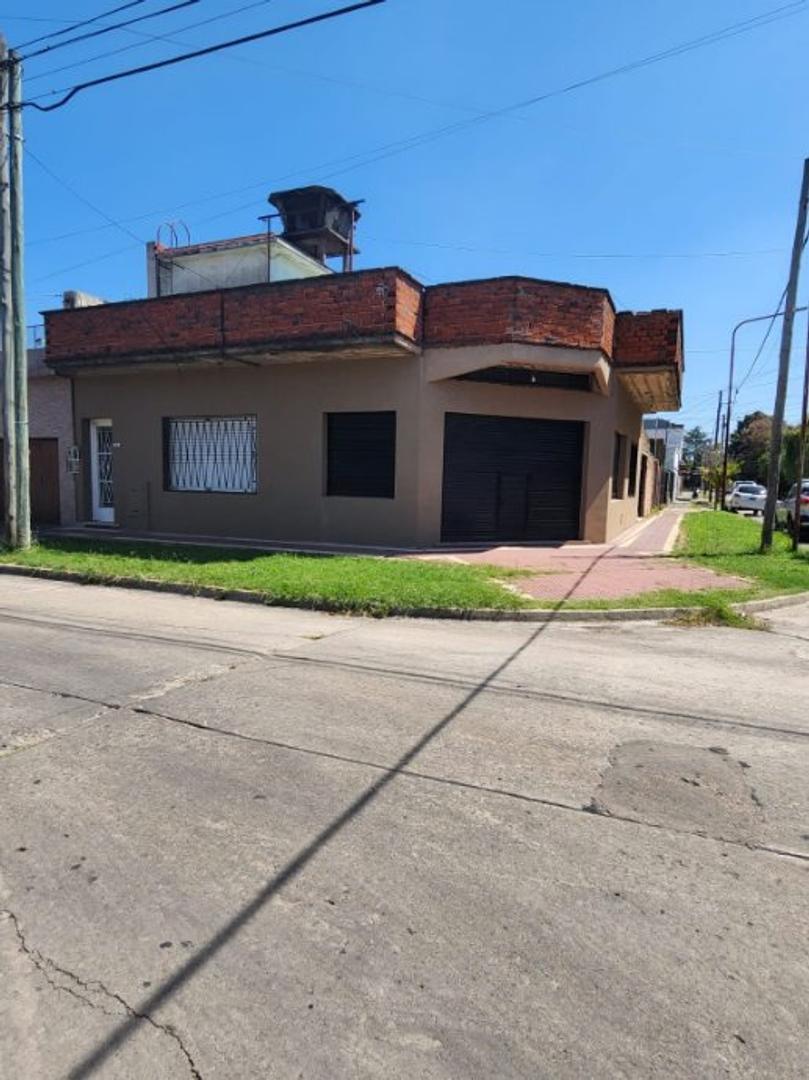 CASA EN ESQUINA 2 FLIAS CON LOCAL JUJUY Y J.B.JUSTO QUILMES