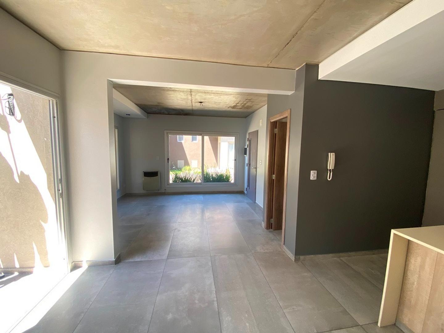 Casa en Alquiler con 1 cochera