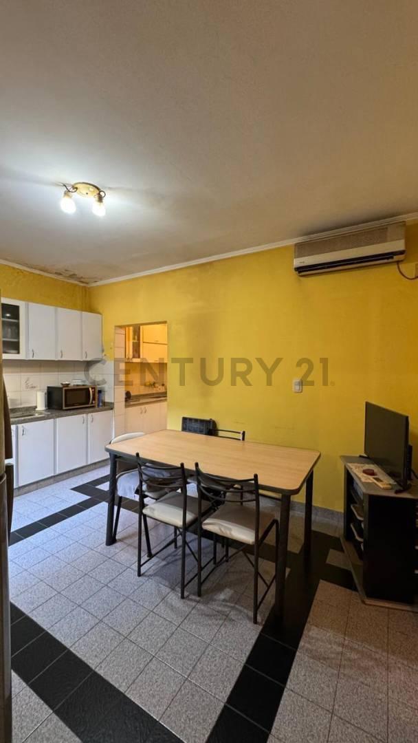 CASA DE TRES DORMITORIOS CON PATIO Y PILETA