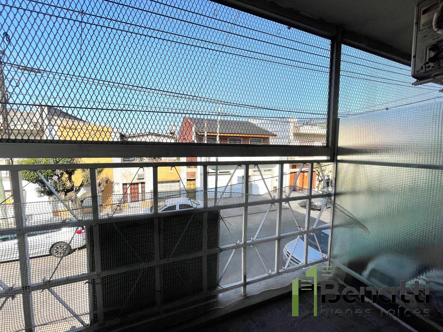 DEPARTAMENTO MONO AMBIENTE AL FRENTE. C/ ascensor.