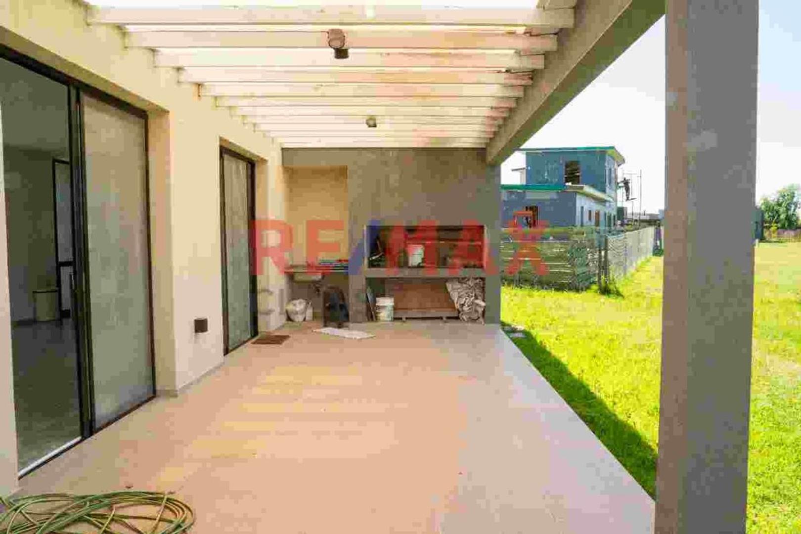 Casa en Alquiler con 1 cochera