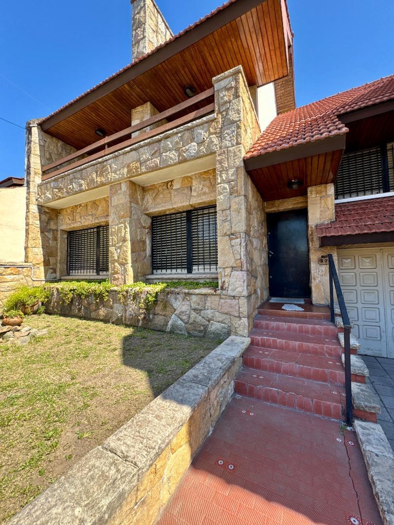 Casa 3 dorm, cochera, patio y fondo libre - J.Newbery 37