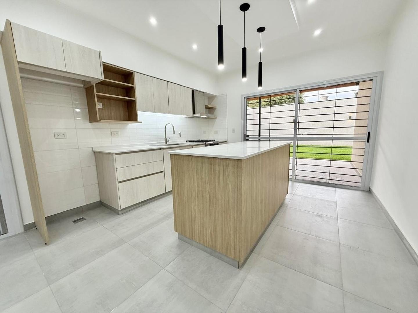 Casa 3 ambientes con 2 baños