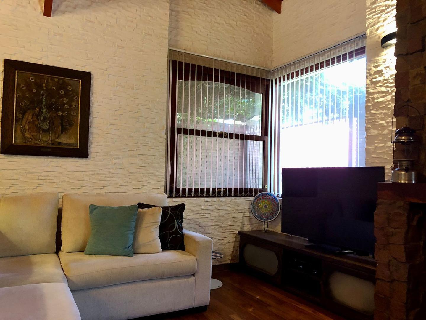 Casa en Venta con 3 cocheras