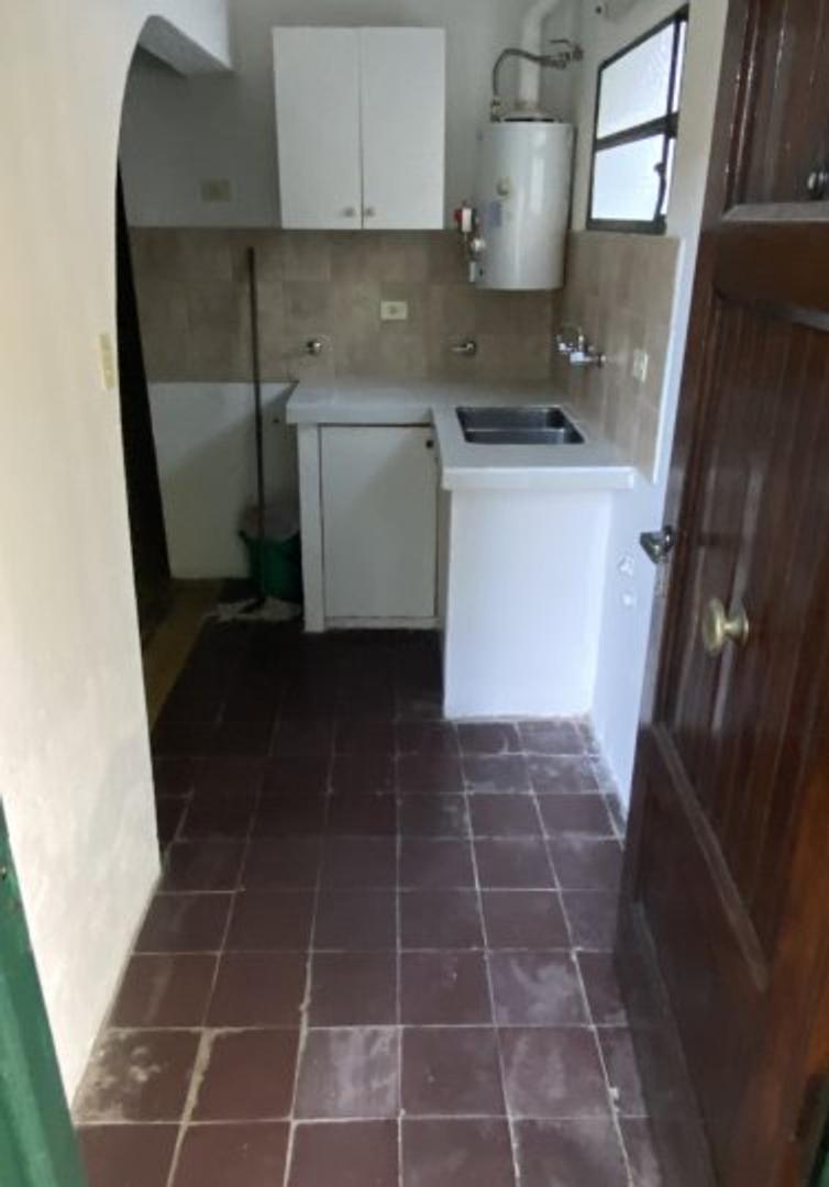 Casa 1 dormitorio J. Hernández 1551,  calle privada  seguridad 24 hs, entrepiso, patio y parril...