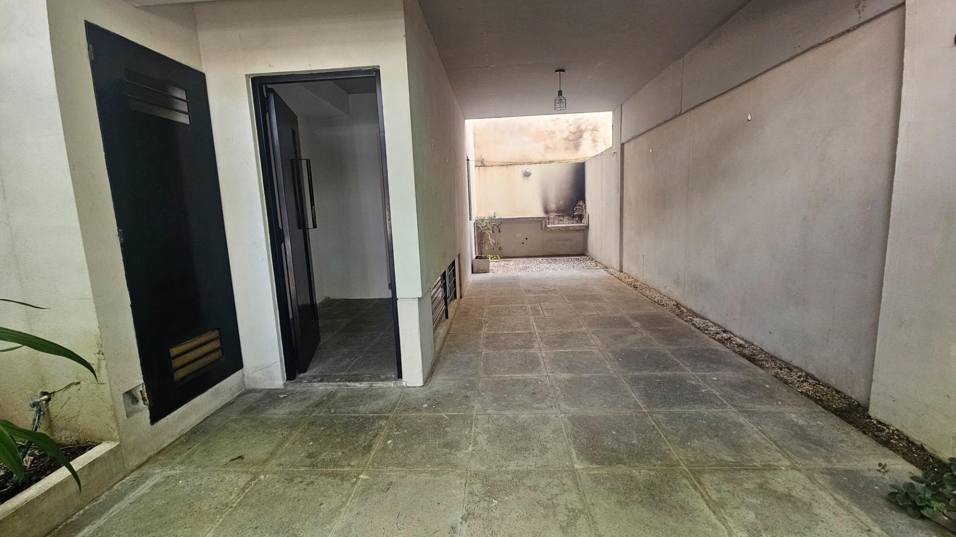 General Paz 1600, Piso pb