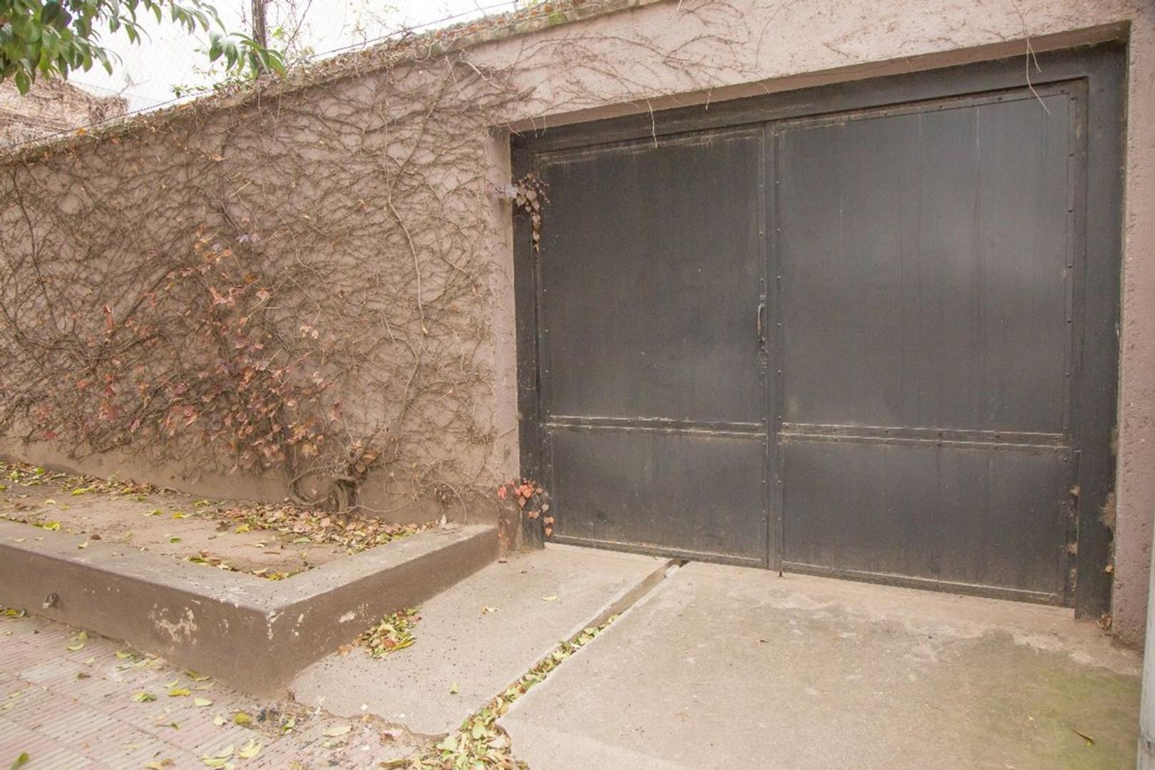 Casa 10 ambientes con 3 baños