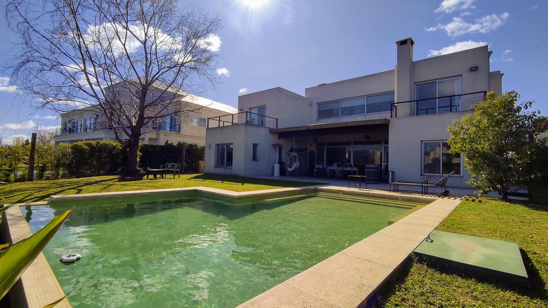 Casa en Alquiler con 7 cocheras