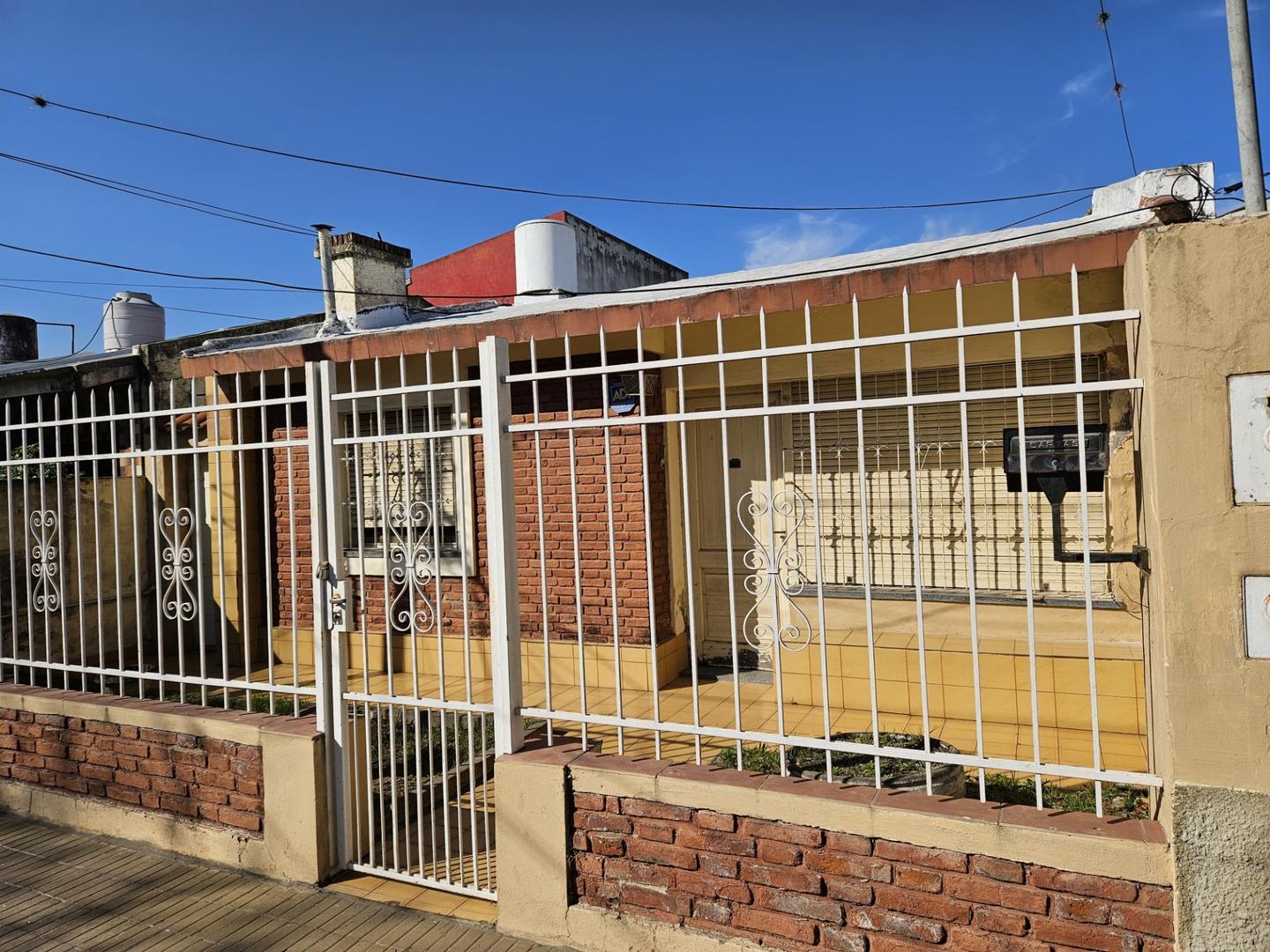 EXCELENTE CASA DE 3 DORMITORIOS CON JARDIN EN BARRIO CORREO