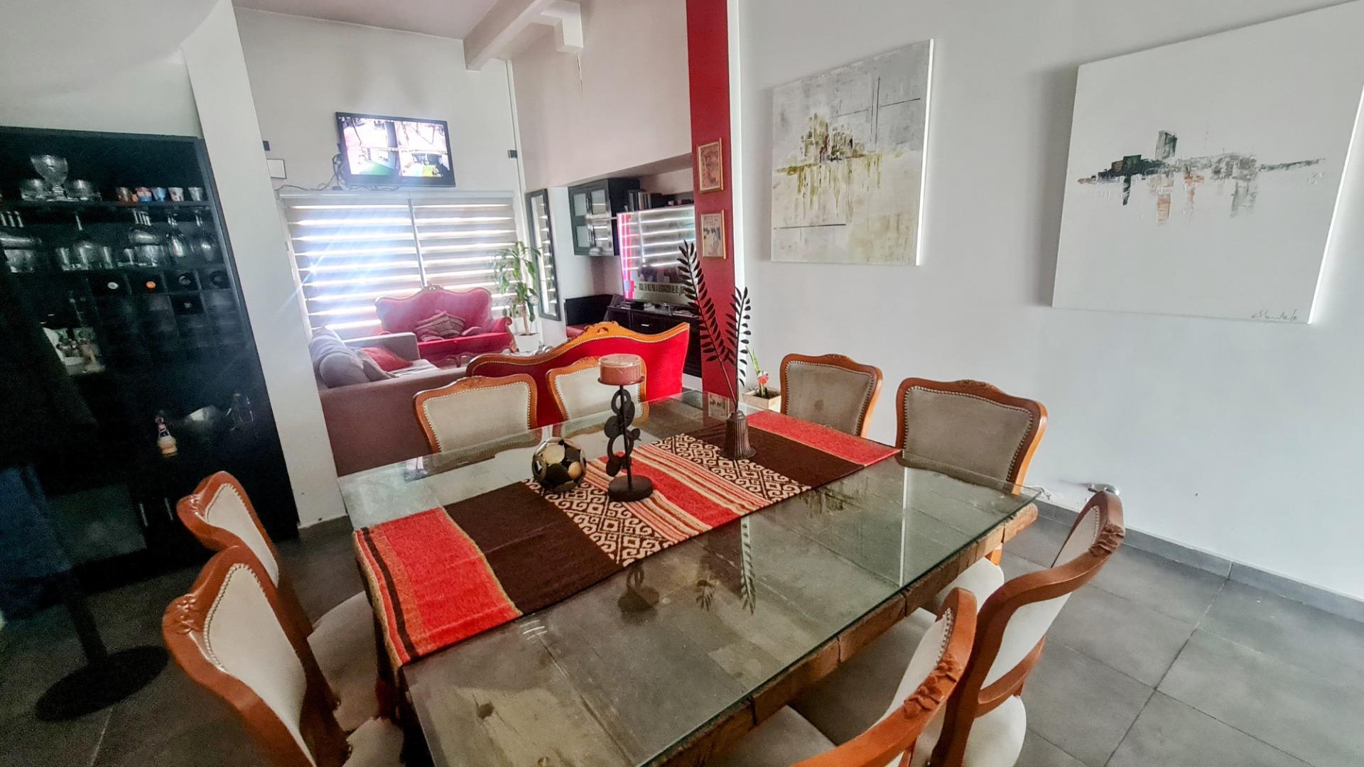Casa en Venta con 2 cocheras